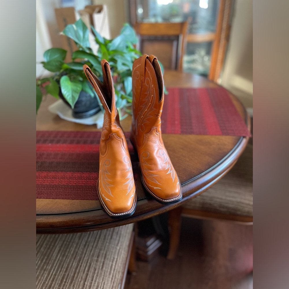 Nice cowboy boot never worn.